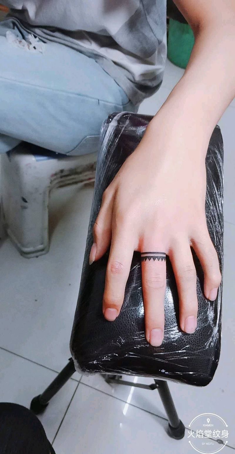 小指环纹身图片_手部新传统纹身图案