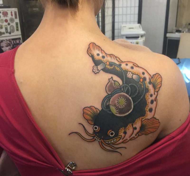 小鲶鱼纹身图片_成品肩部背部传统动物原创纹身图案