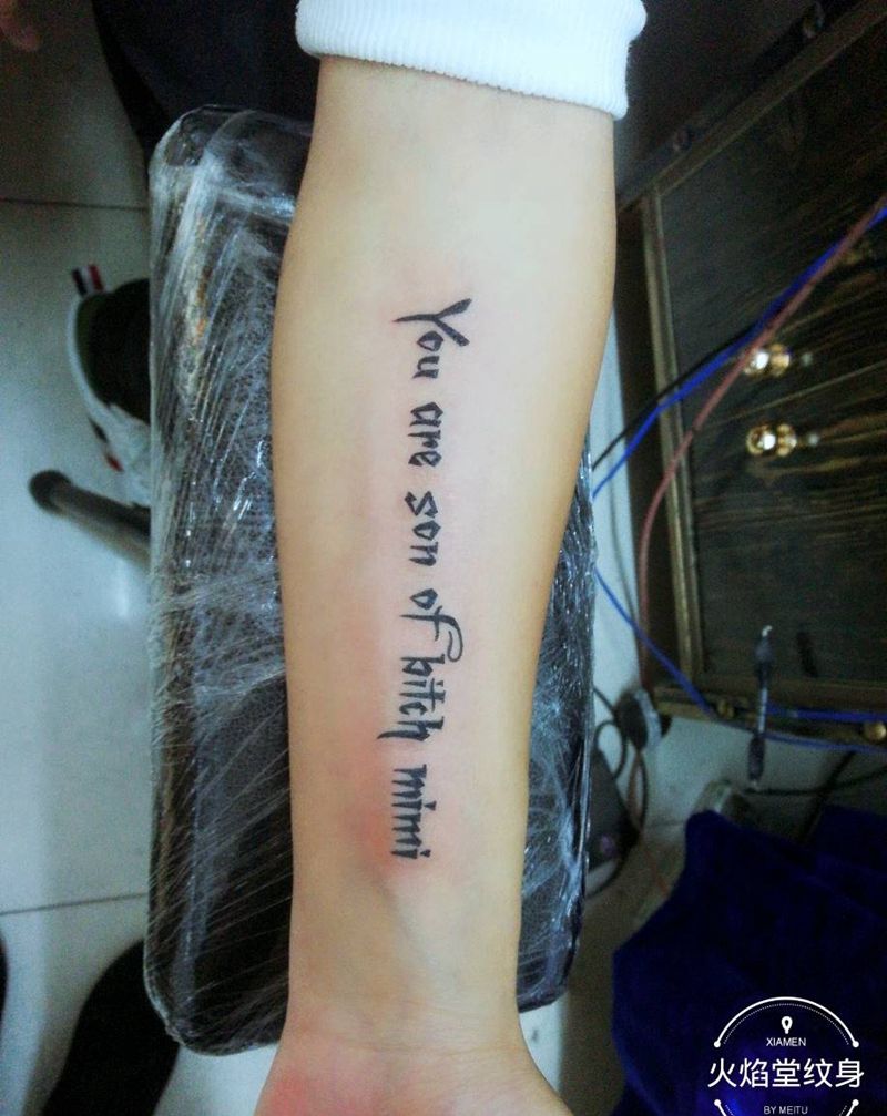 个性迷你小字母纹身图片_手部纹身图案