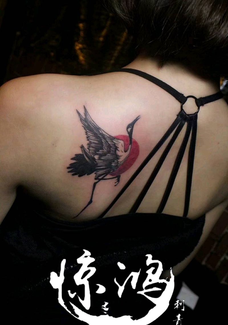 鹤纹身图片_背部新传统纹身图案