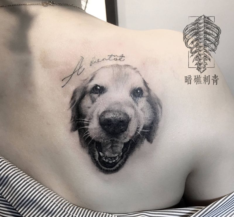 狗狗纹身图片_肩部欧美写实纹身图案