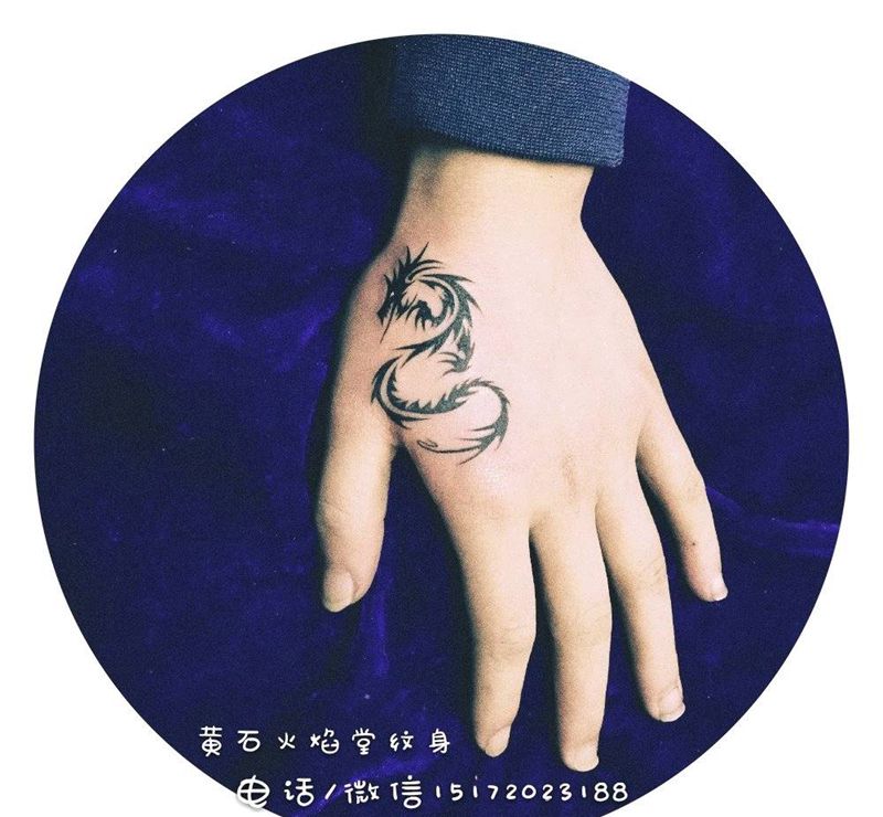 小图腾龙纹身图片_手部老传统纹身图案