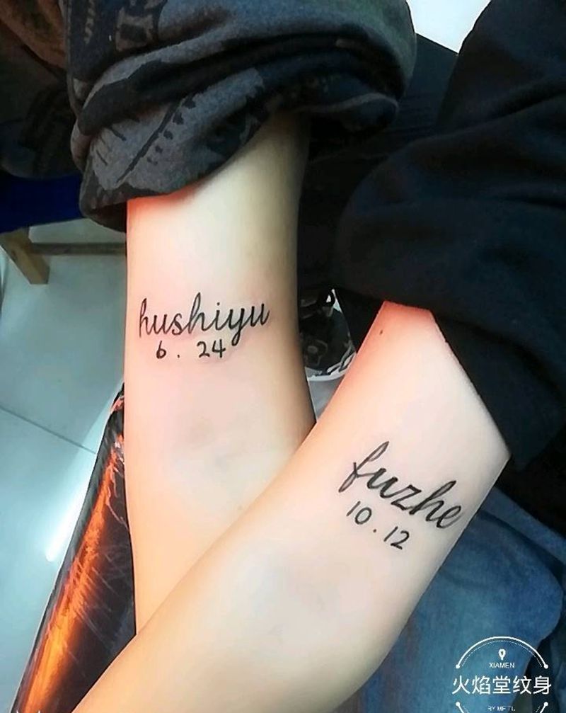 情侣字母纹身图片_手部新传统纹身图案