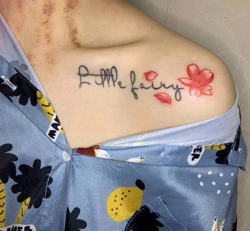 字母小樱花纹身图片_胸部新传统纹身图案