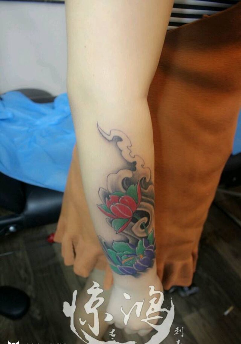 小臂传统莲花纹身图片_成品纹身图案