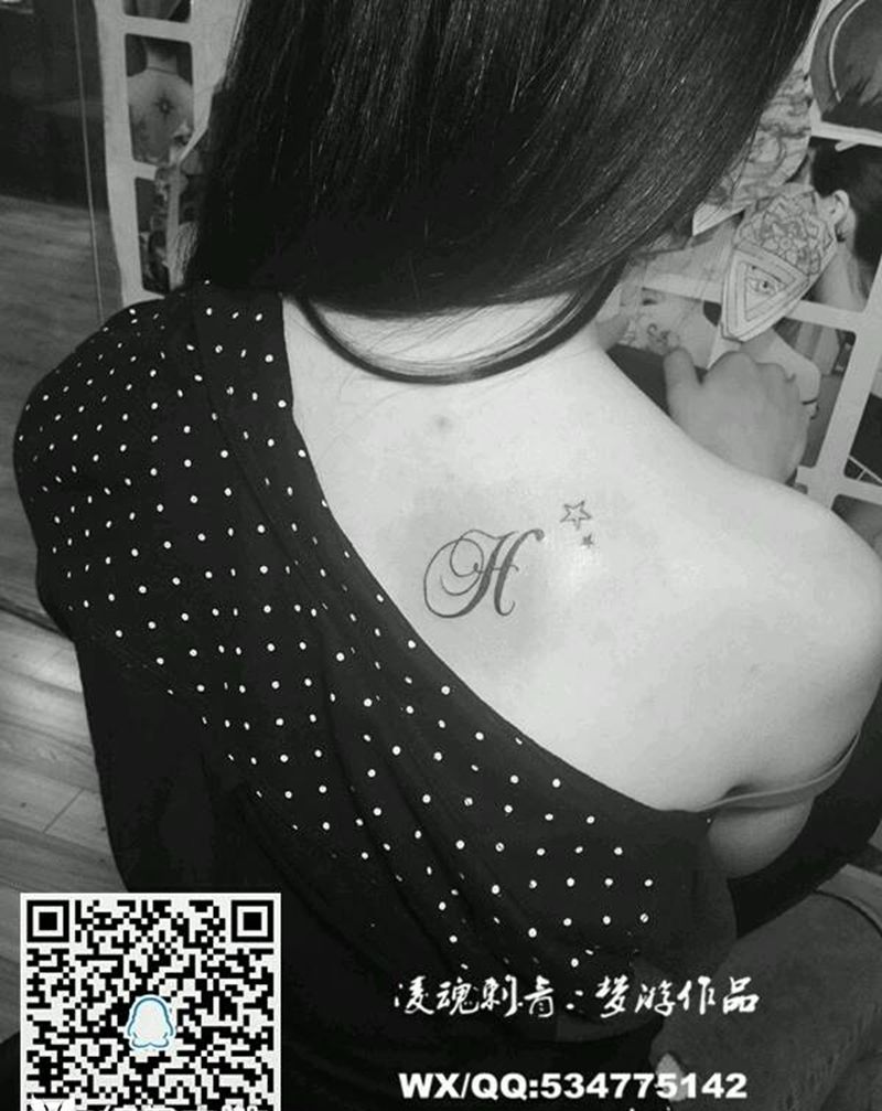 后肩字母纹身图片_肩部清新几何字符成品纹身图案
