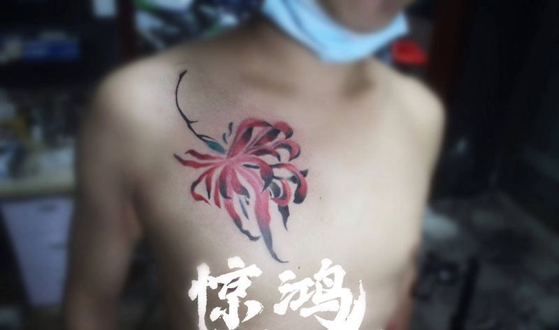 彼岸花纹身图片_胸部水彩纹身图案