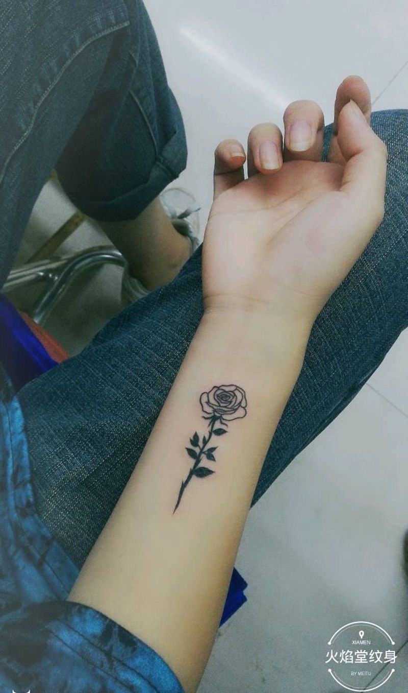 素花纹身图片_手部新传统纹身图案
