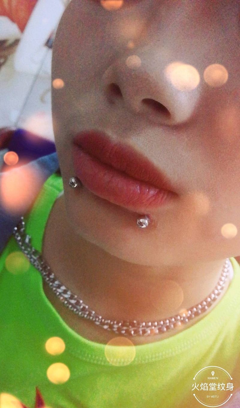 唇钉纹身图片_穿孔纹身图案