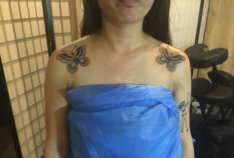 蝴蝶肩花纹身图片