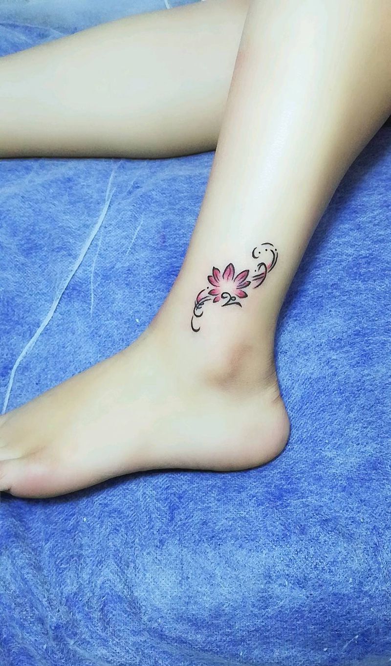 个性莲花纹身图片_脚部新传统纹身图案