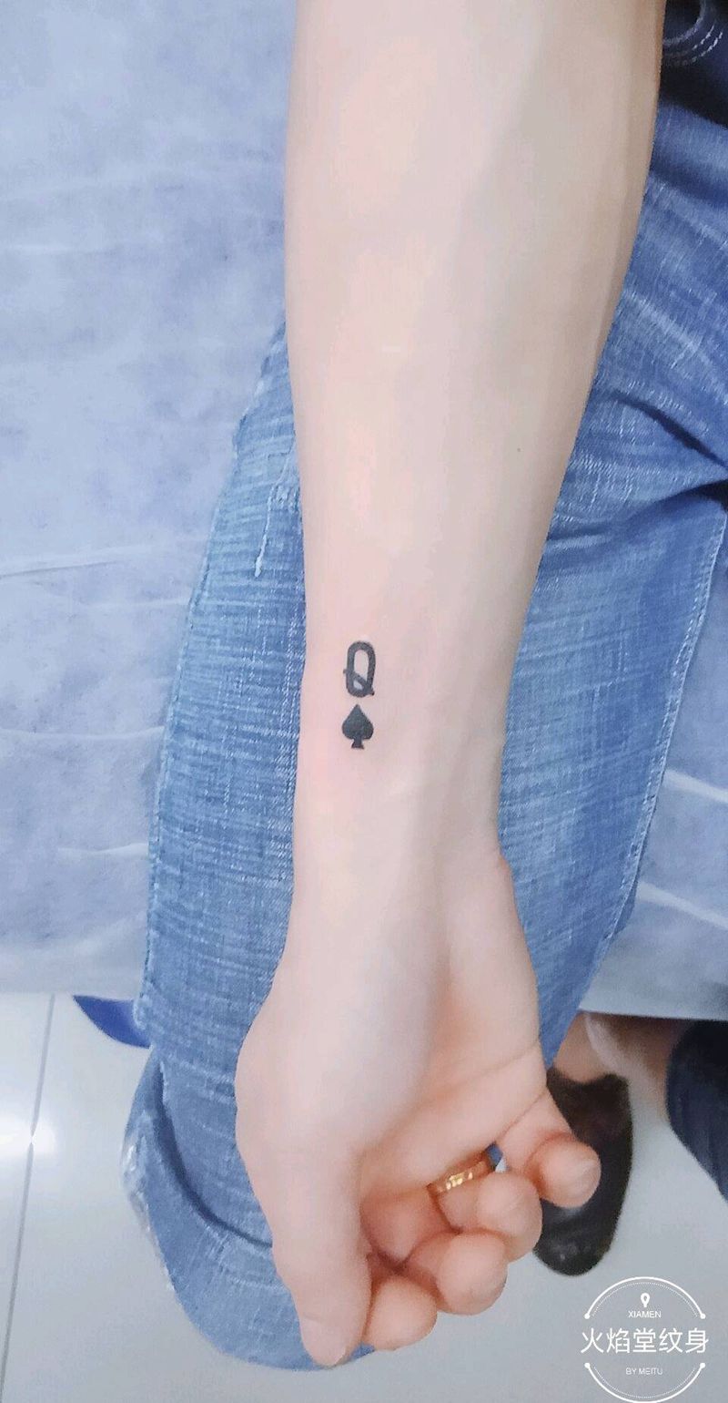 小字母纹身图片_手部新传统纹身图案