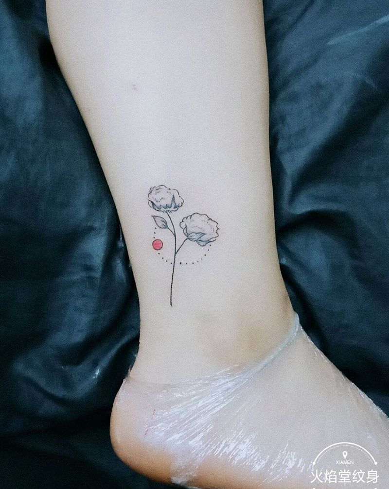 一点红纹身图片_脚部新传统纹身图案