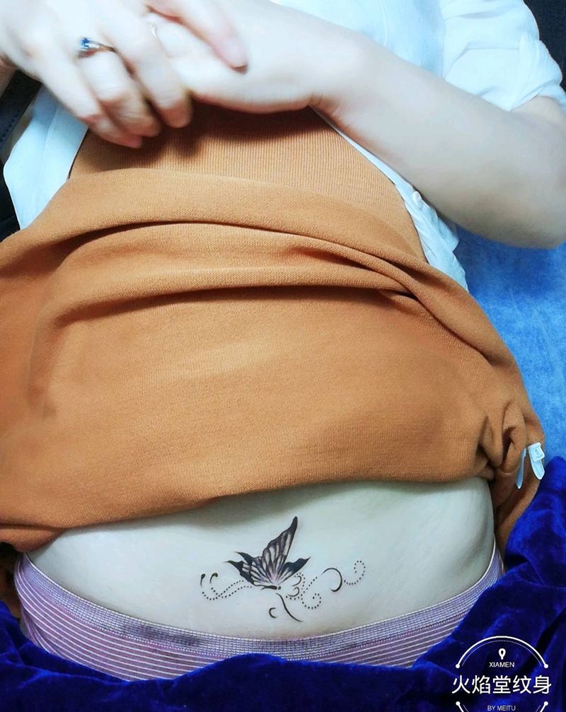 腹部蝴蝶纹身图片_腹部新传统纹身图案