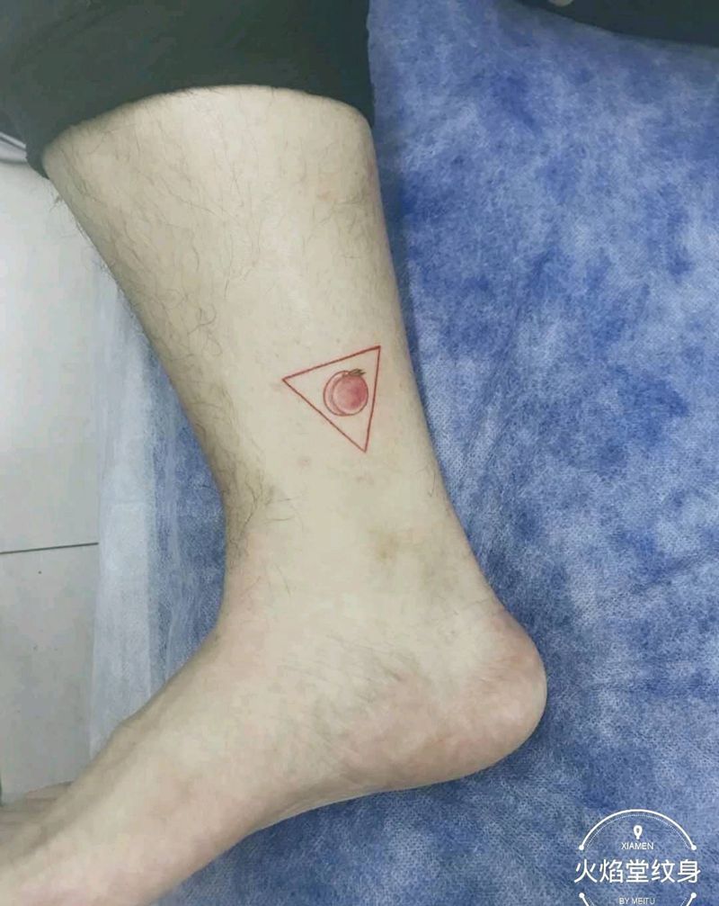 小桃子纹身图片_脚部新传统纹身图案