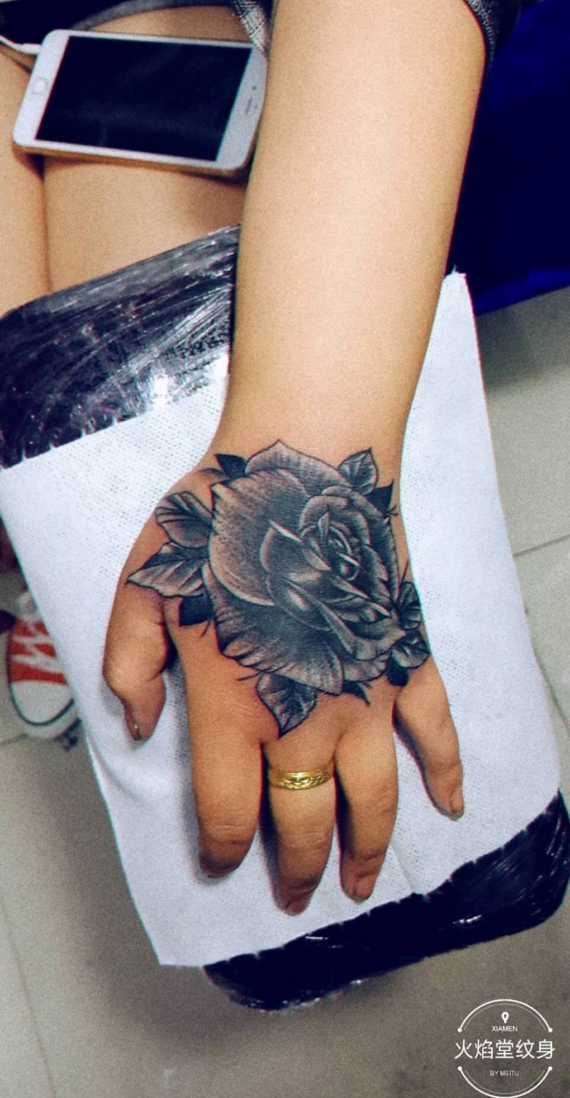 手背黑玫瑰纹身图片_手部新传统纹身图案