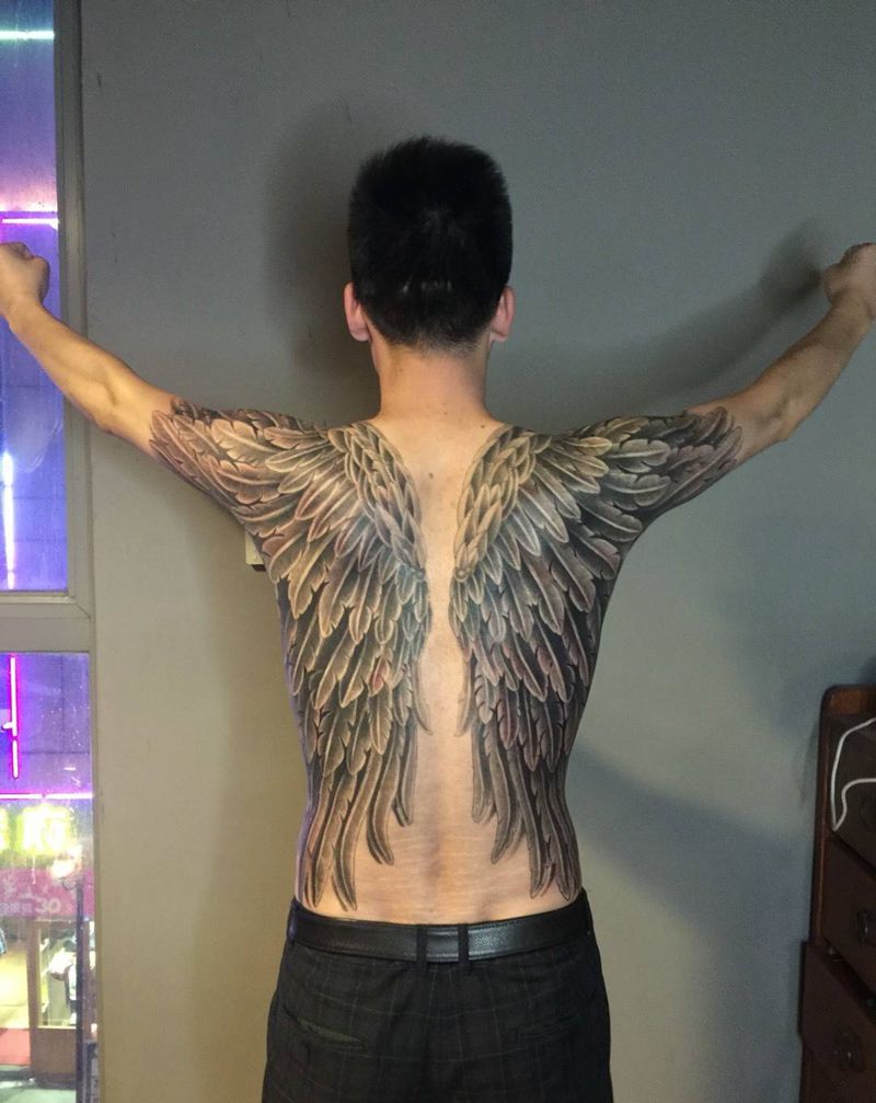 满背翅膀纹身图片