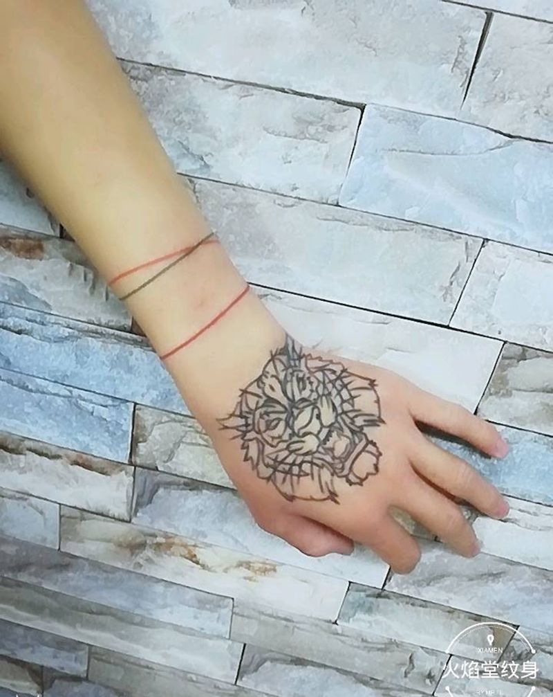 彩虹线纹身图片_手部新传统纹身图案