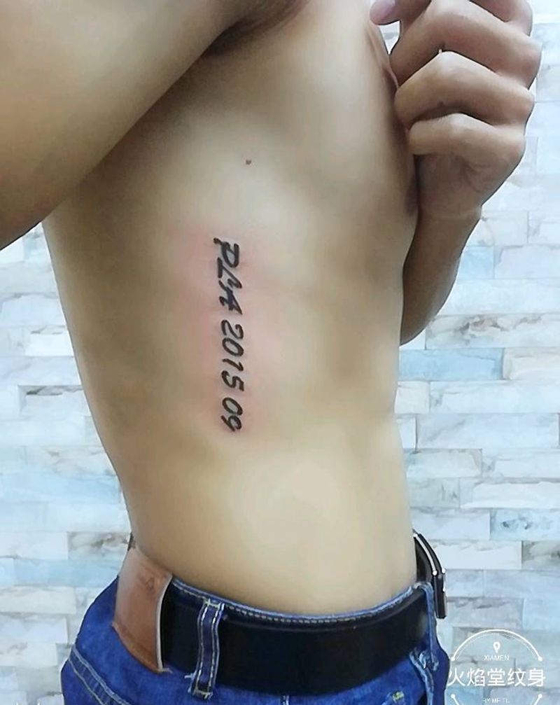 腰侧字母纹身图片_腰部新传统纹身图案