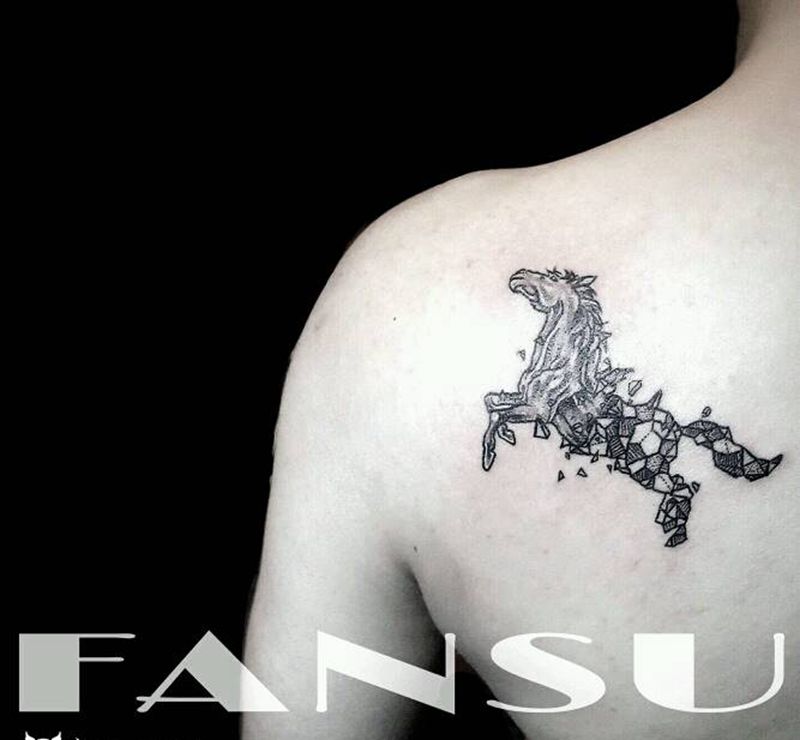 几何马纹身图片