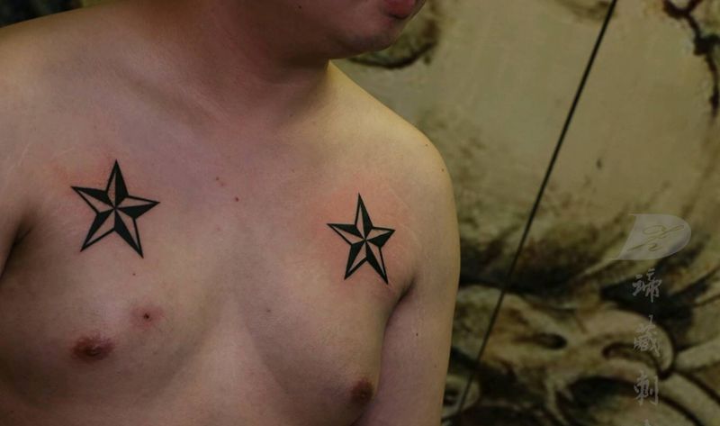 五角星纹身图片_胸部老传统New School纹身图案