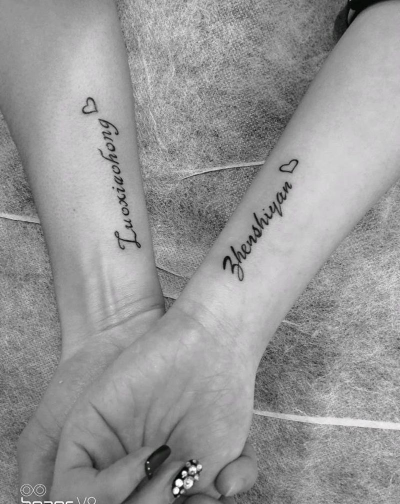 个性字母纹身图片_手部老传统纹身图案