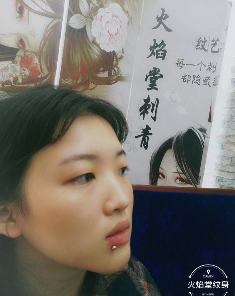 唇钉纹身图片_唇钉纹身图案