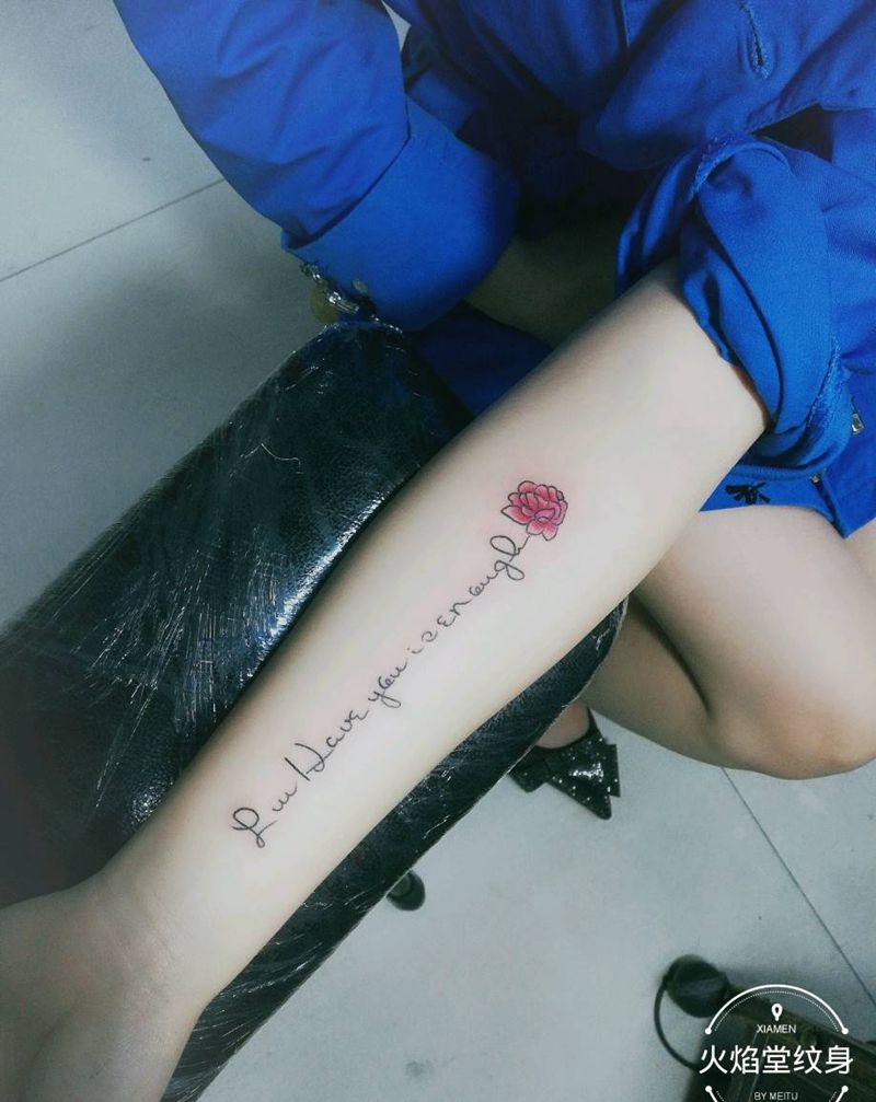 字母花纹身图片_手部新传统纹身图案