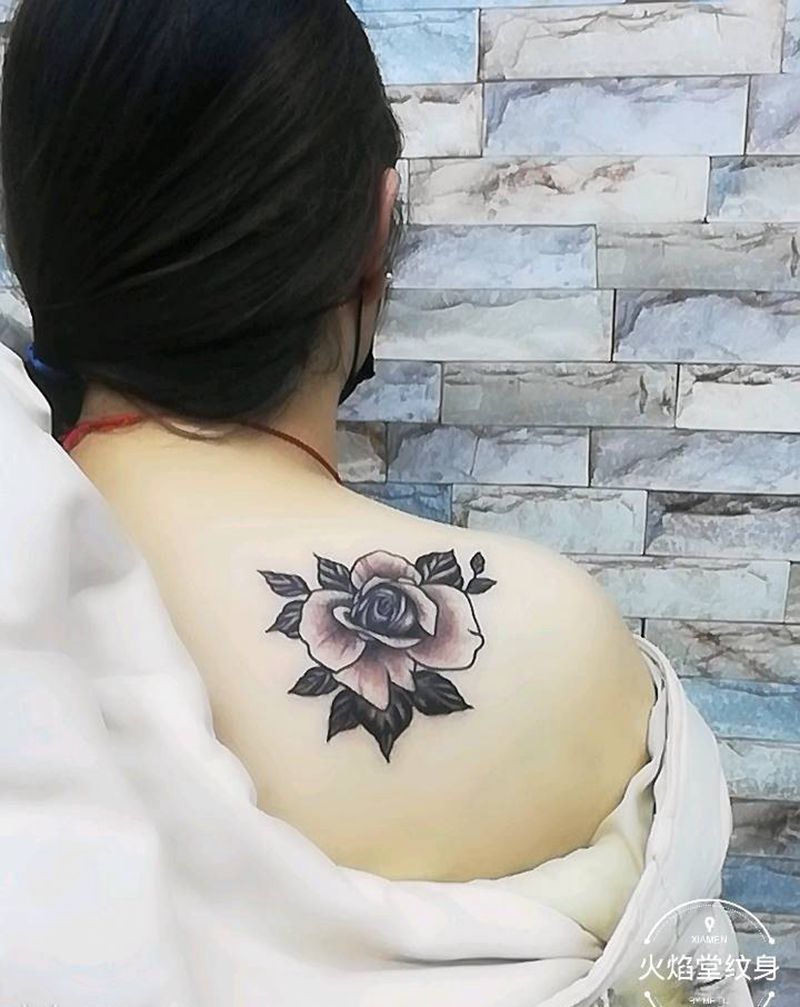 黑玫瑰纹身图片_背部新传统纹身图案