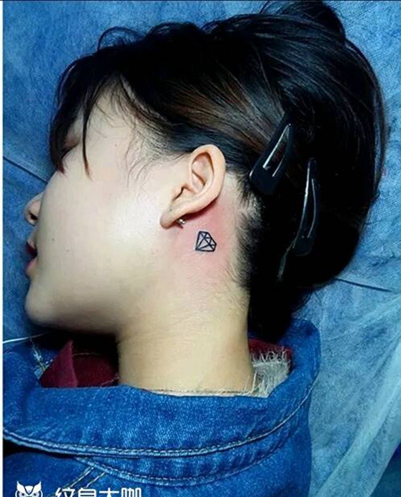钻石纹身图片_颈部传统几何成品纹身图案