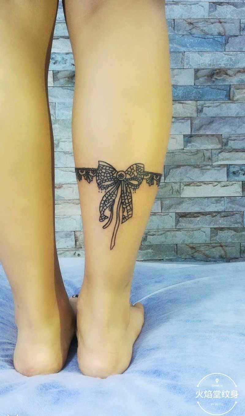 蕾丝边蝴蝶结纹身图片_腿部新传统纹身图案