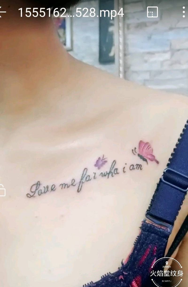 锁骨字母纹身图片_胸部新传统纹身图案