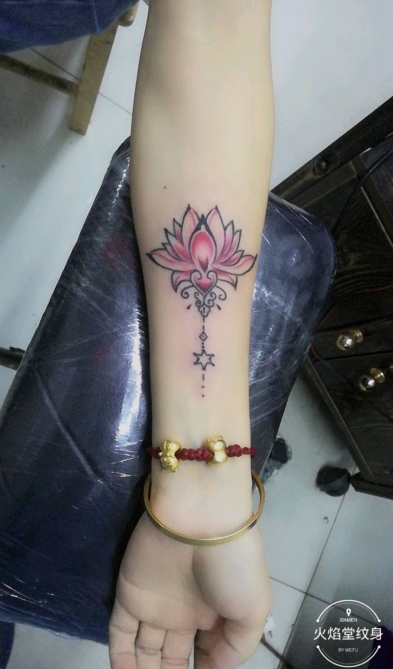 个性莲花纹身图片_手部新传统纹身图案