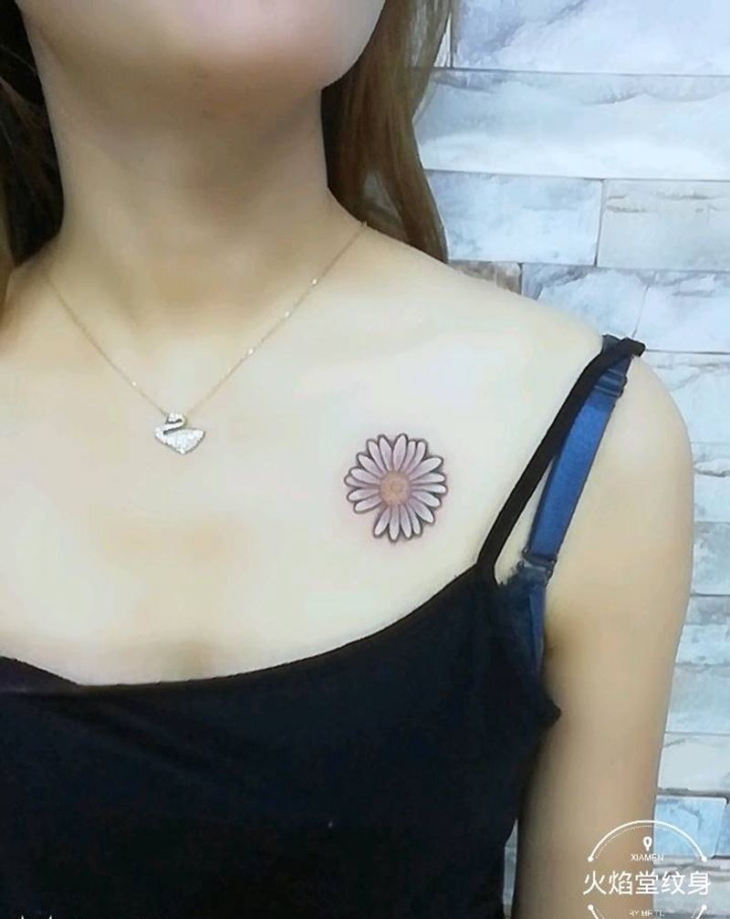 雏菊纹身图片_胸部新传统纹身图案