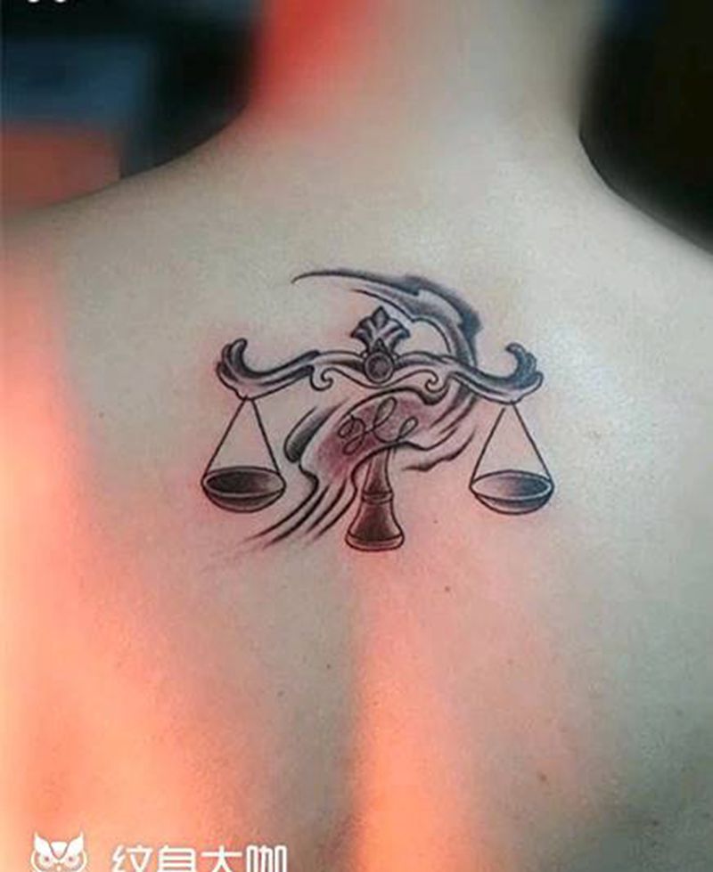 天秤座纹身图片_背部传统几何成品纹身图案