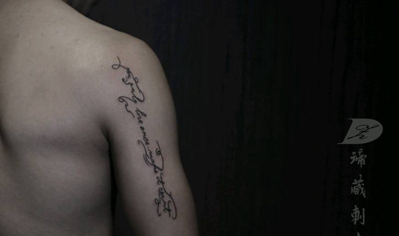 英文纹身图片_手部背部花体字几何英文纹身图案