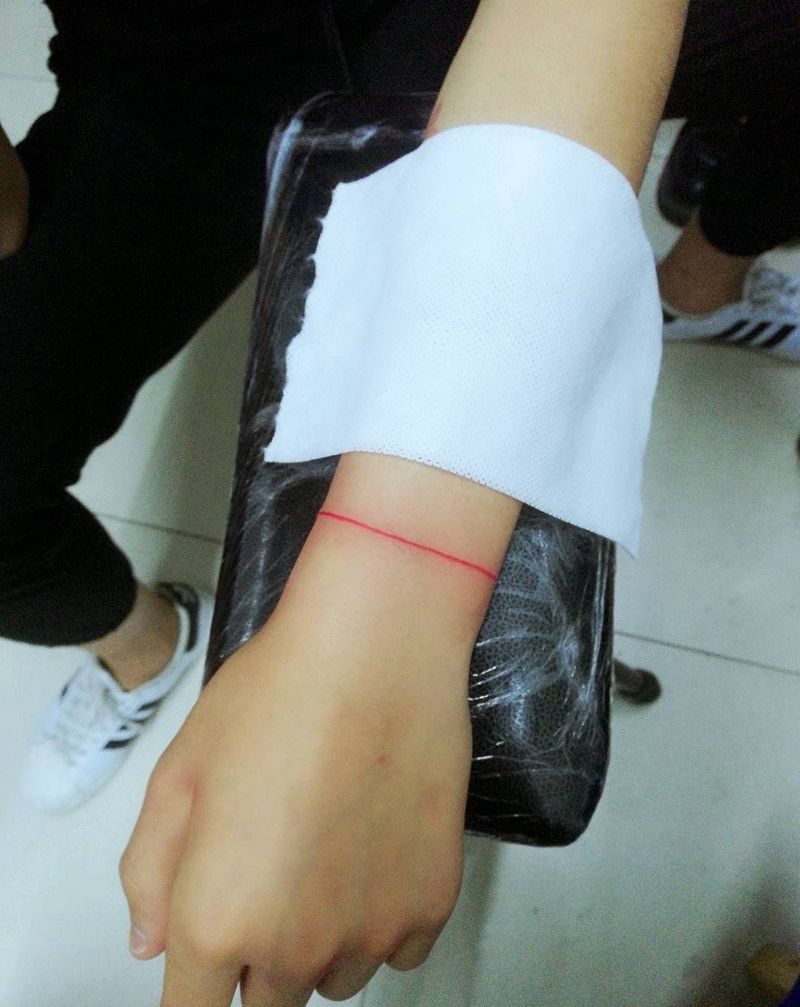 一根红线纹身图片_手部新传统纹身图案