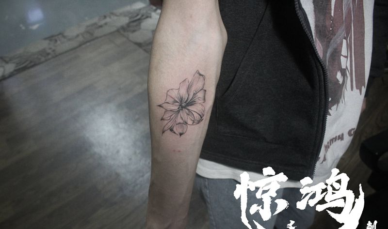 素花纹身图片_手臂点刺纹身图案