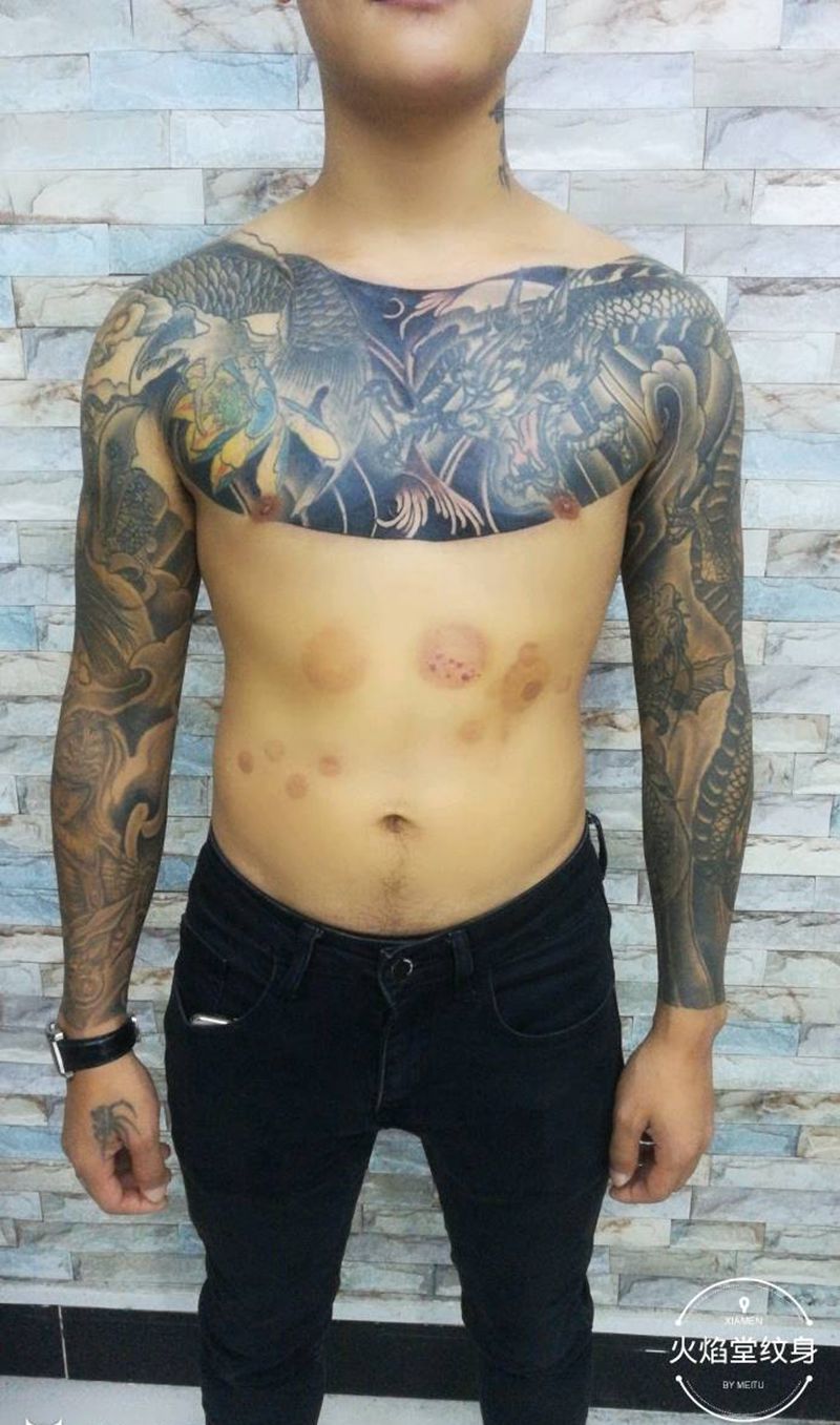 花甲纹身图片_胸部手臂新传统纹身图案