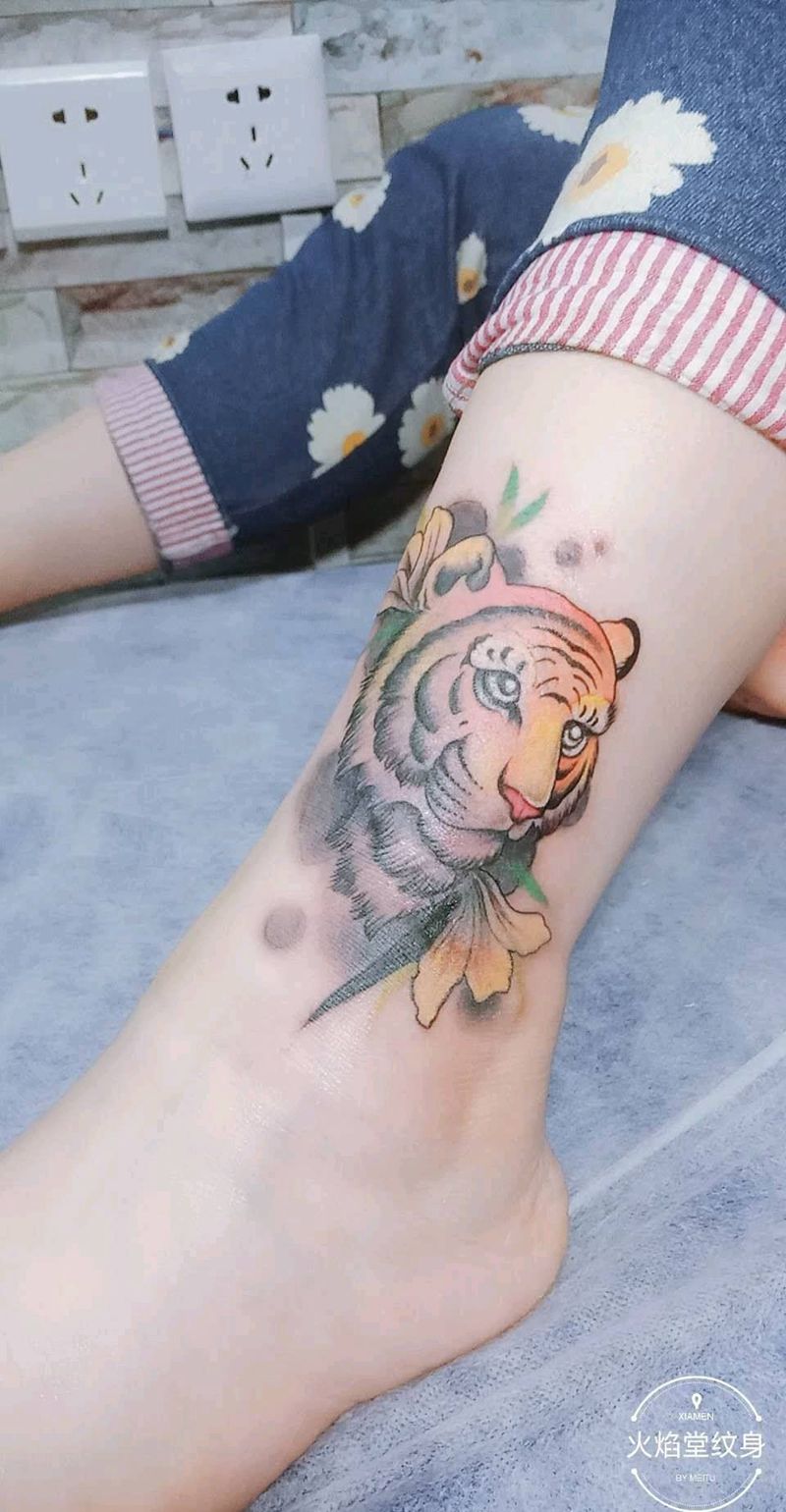 老虎纹身图片_脚部新传统纹身图案