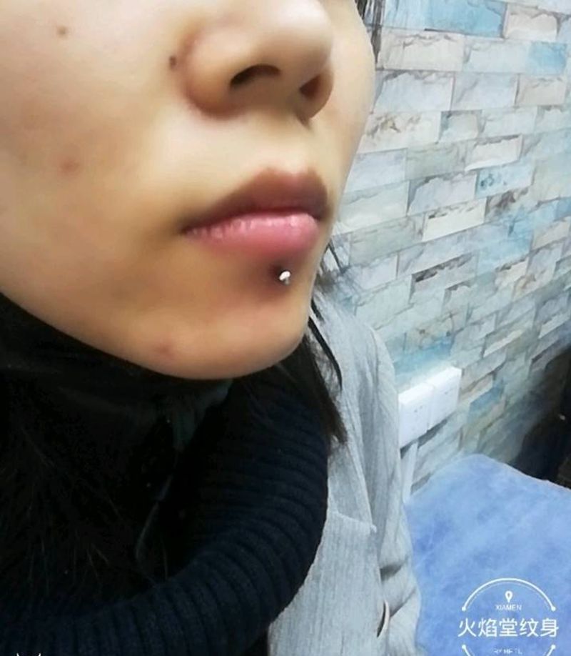 唇钉纹身图片_唇钉纹身图案