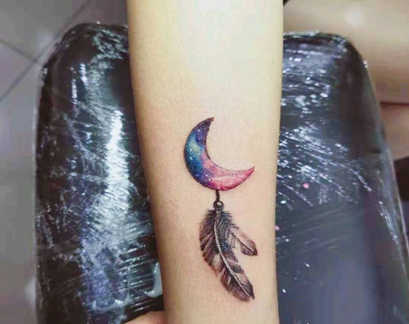 月亮羽毛纹身图片_手部水彩纹身图案