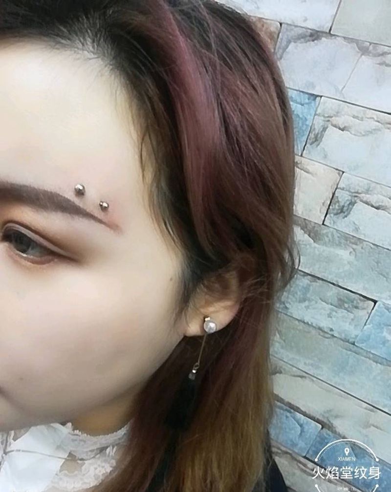 眉钉纹身图片_眉钉纹身图案