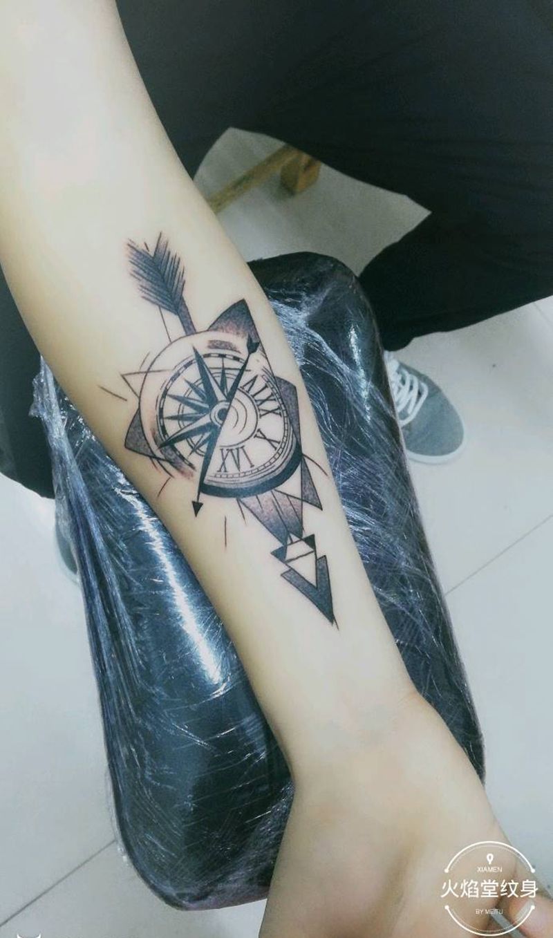 个性指南针纹身图片_手臂新传统纹身图案