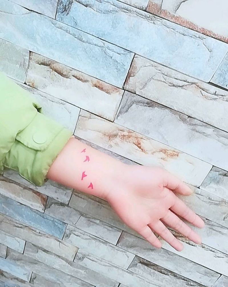 鸟纹身图片_手部新传统纹身图案