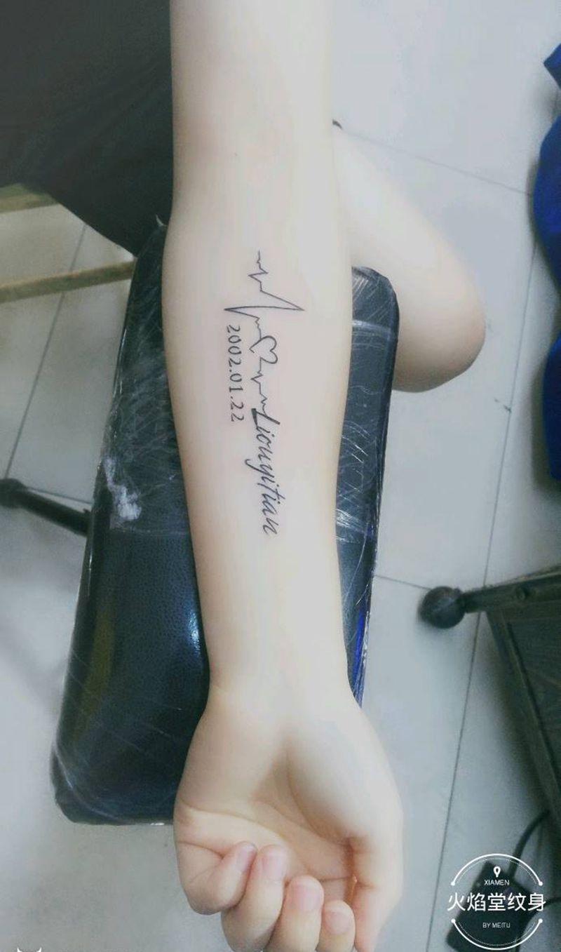 心电图字母纹身图片_手部新传统纹身图案