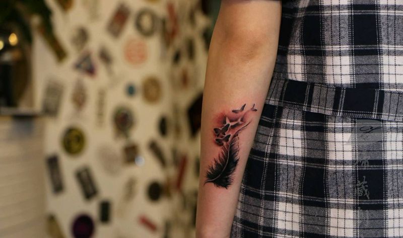 羽毛纹身图片_手部手臂欧美写实老传统羽毛蝴蝶纹身图案