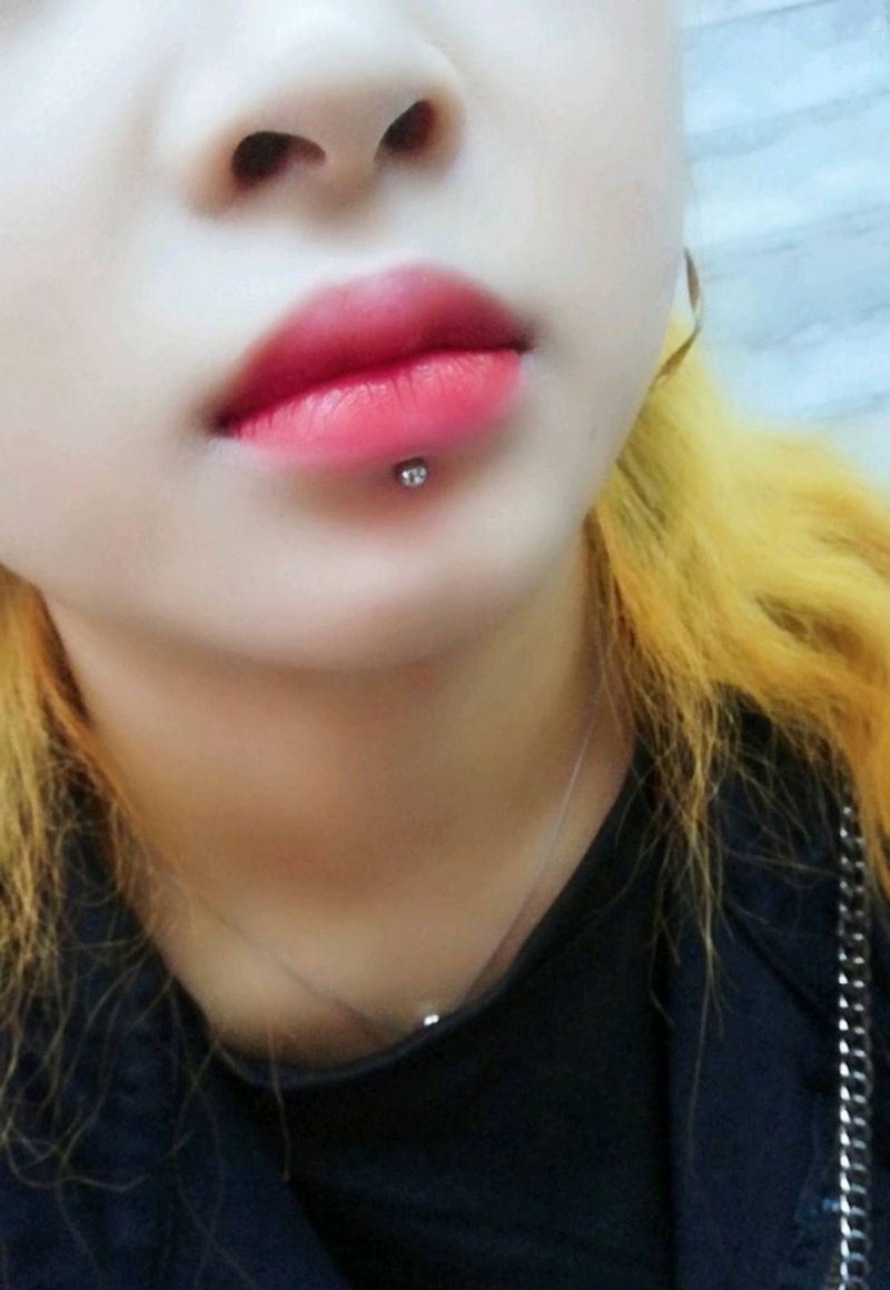 唇钉纹身图片_唇钉纹身图案