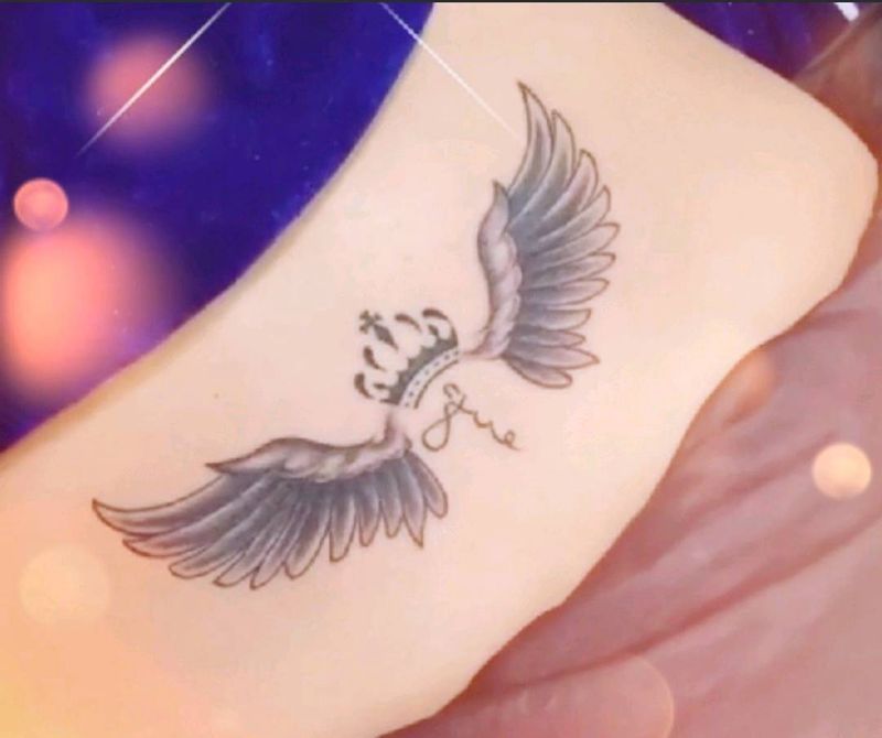 翅膀纹身图片_臀部老传统纹身图案