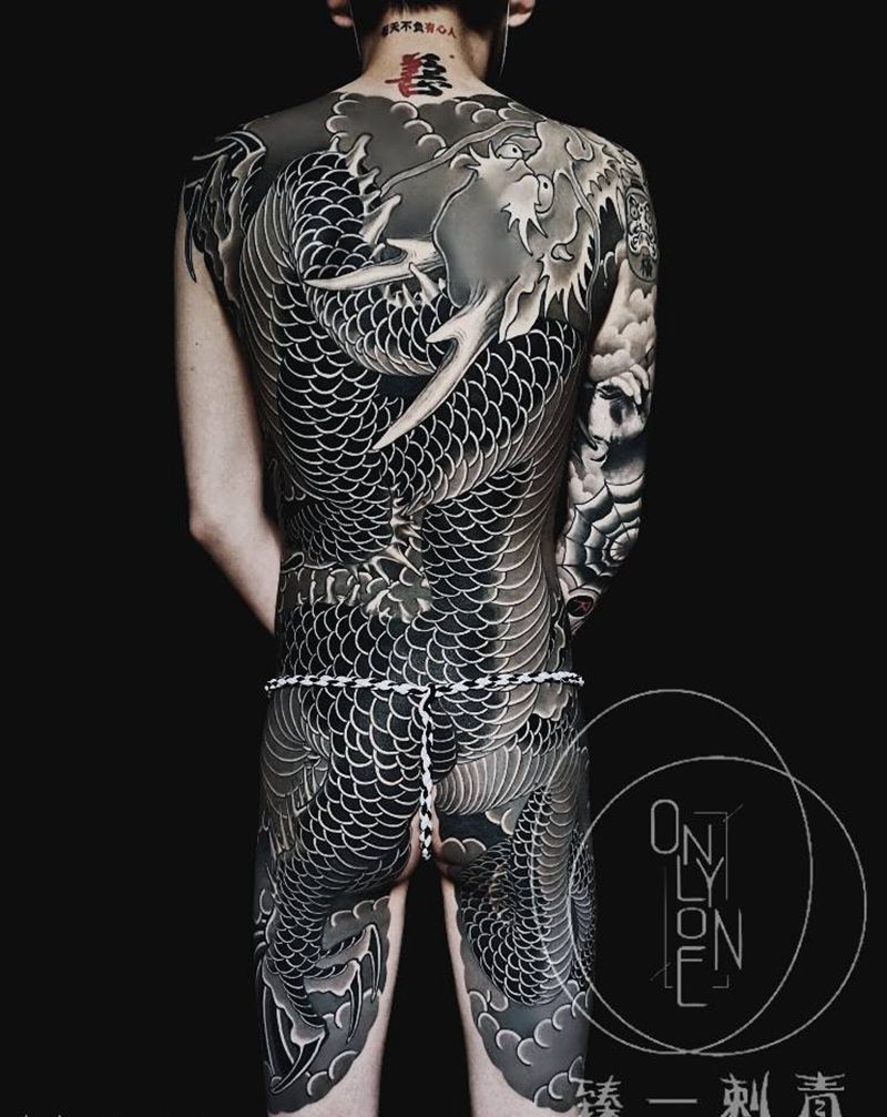 老传统通背龙纹身图片_背部老传统纹身图案